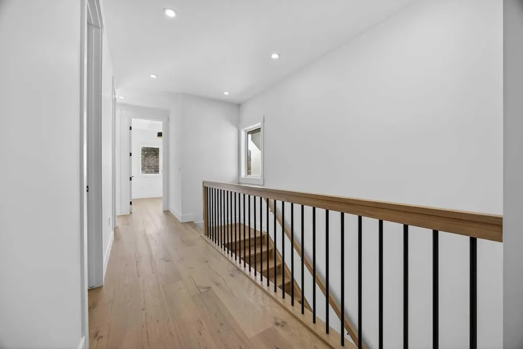1011 18 Avenue NW Calgary AB T2M 0V8