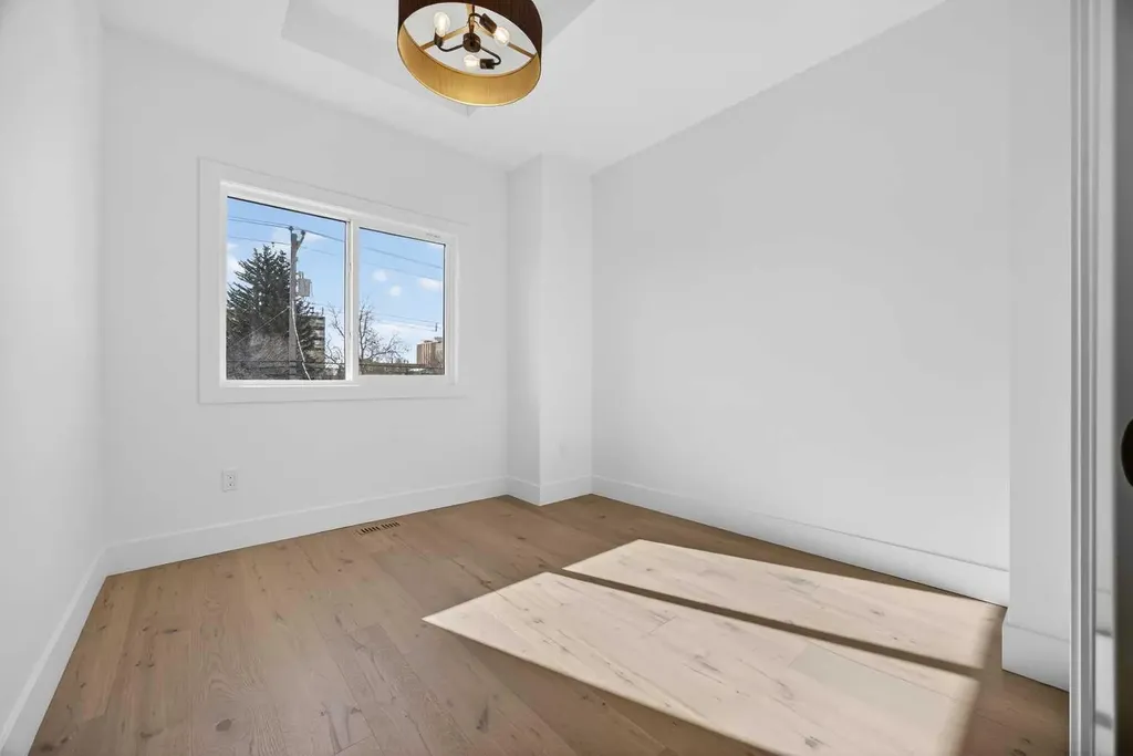 1011 18 Avenue NW Calgary AB T2M 0V8