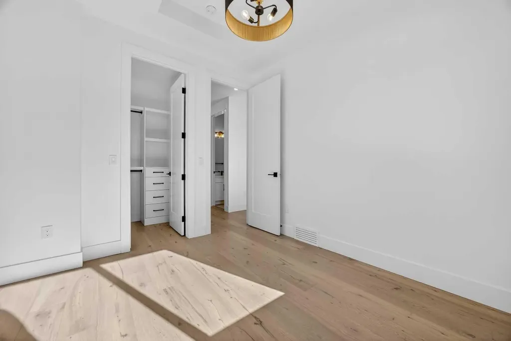 1011 18 Avenue NW Calgary AB T2M 0V8