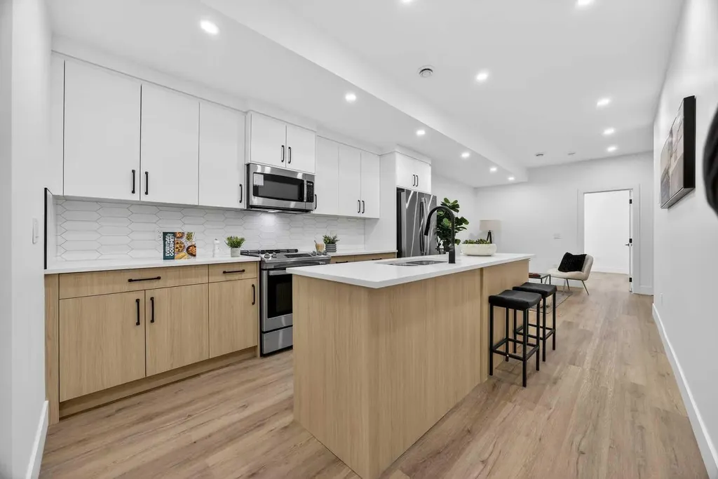 1011 18 Avenue NW Calgary AB T2M 0V8