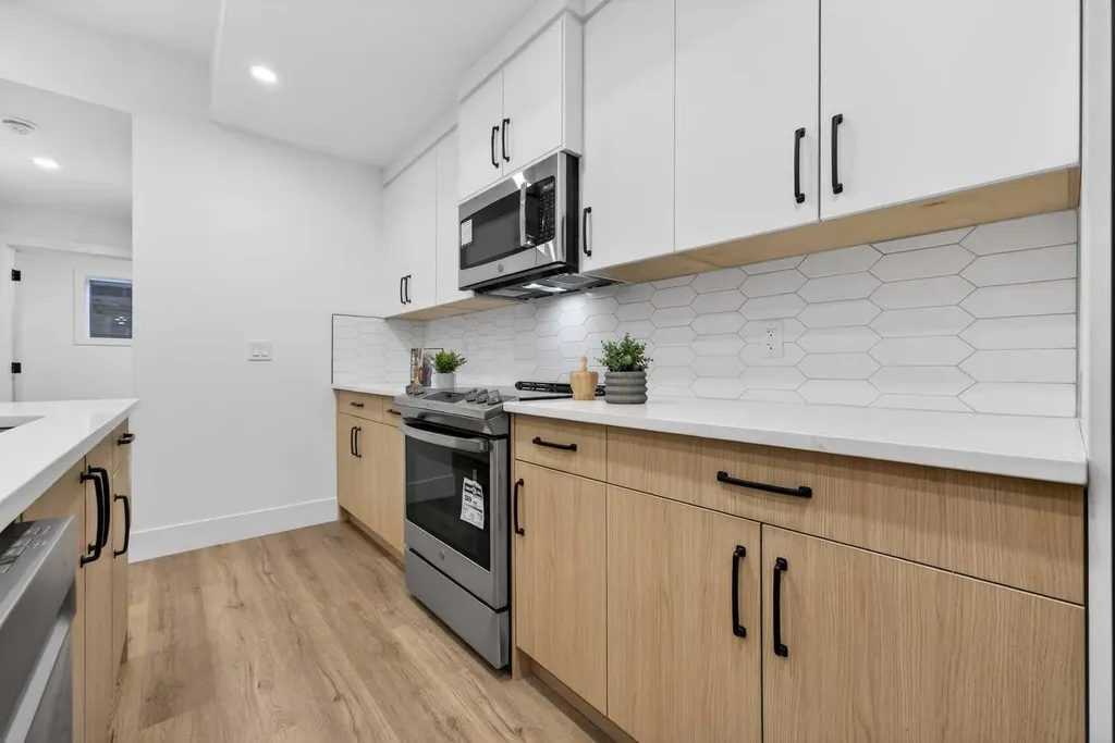 1011 18 Avenue NW Calgary AB T2M 0V8