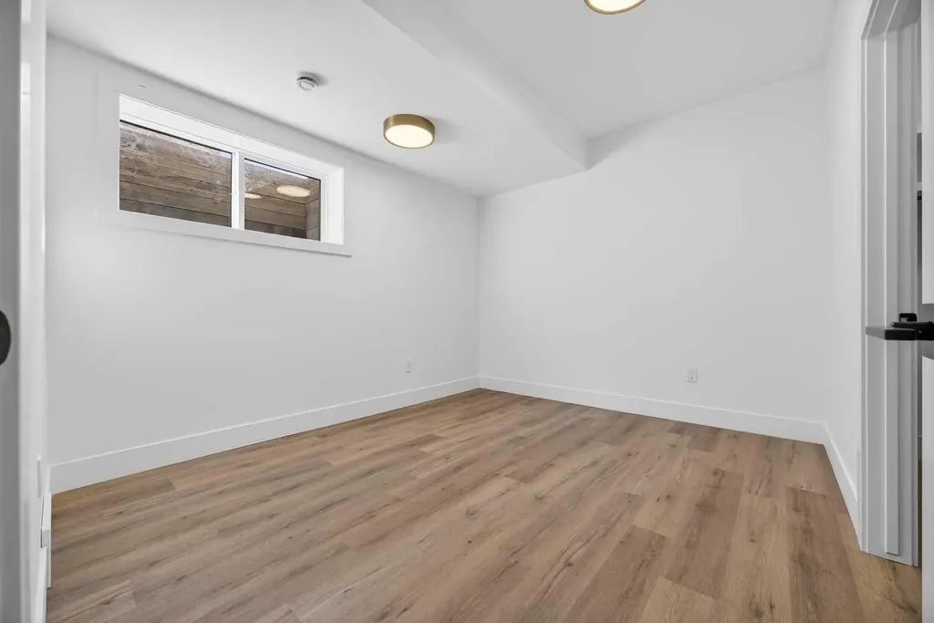 1011 18 Avenue NW Calgary AB T2M 0V8
