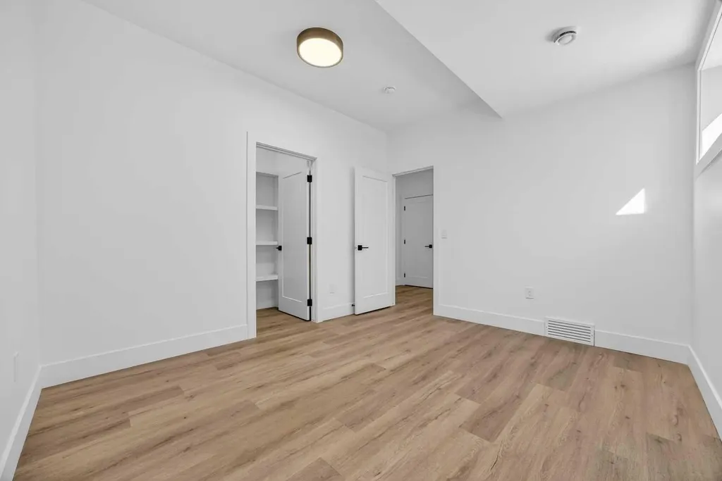 1011 18 Avenue NW Calgary AB T2M 0V8