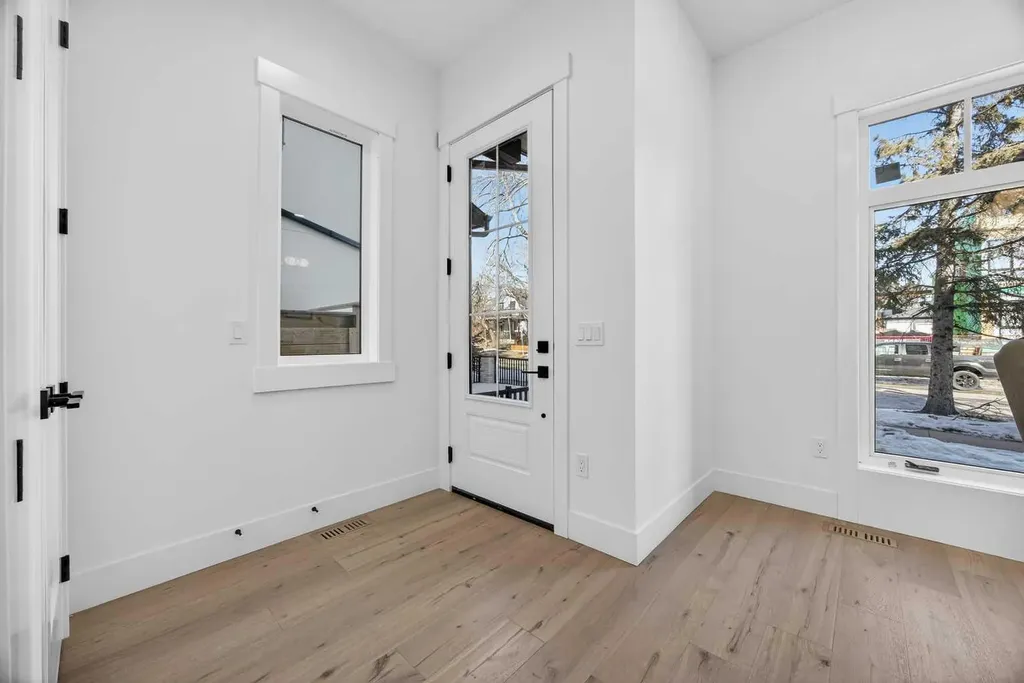 1011 18 Avenue NW Calgary AB T2M 0V8