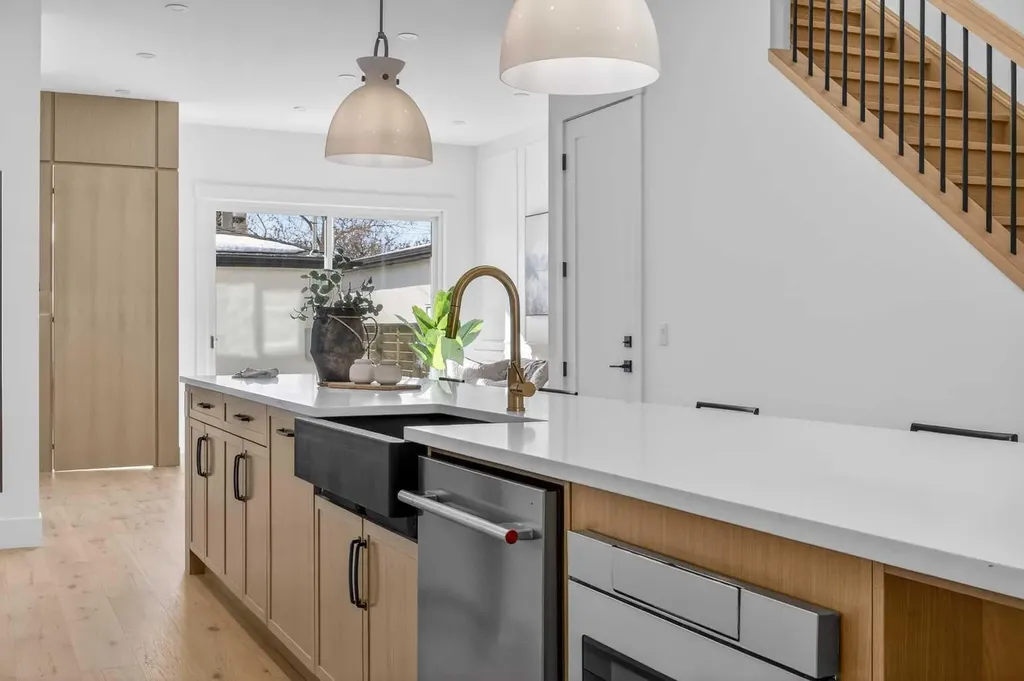 1011 18 Avenue NW Calgary AB T2M 0V8