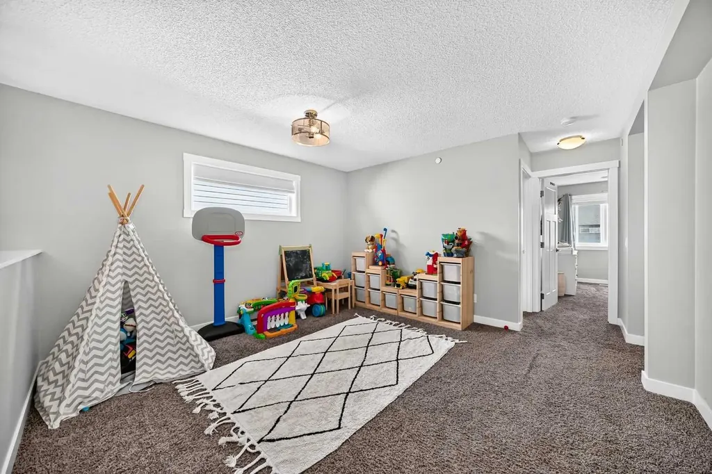 905 Livingston Way NE Calgary AB T3P 1L2