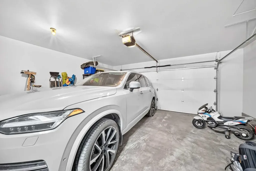 905 Livingston Way NE Calgary AB T3P 1L2