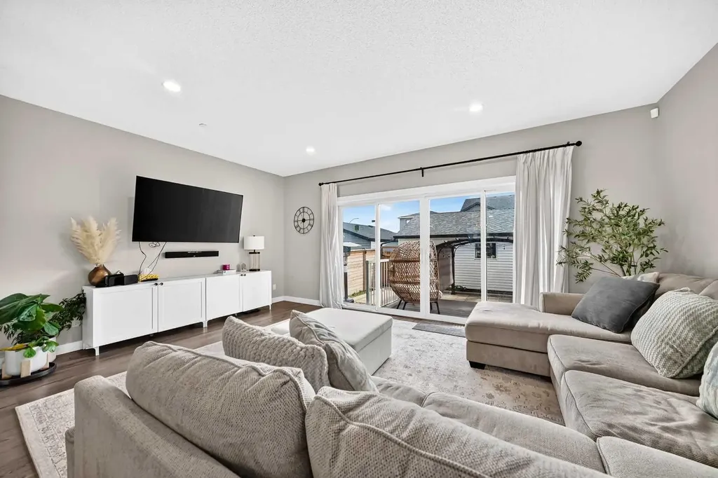 905 Livingston Way NE Calgary AB T3P 1L2