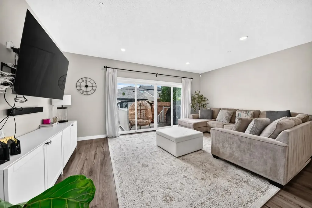 905 Livingston Way NE Calgary AB T3P 1L2
