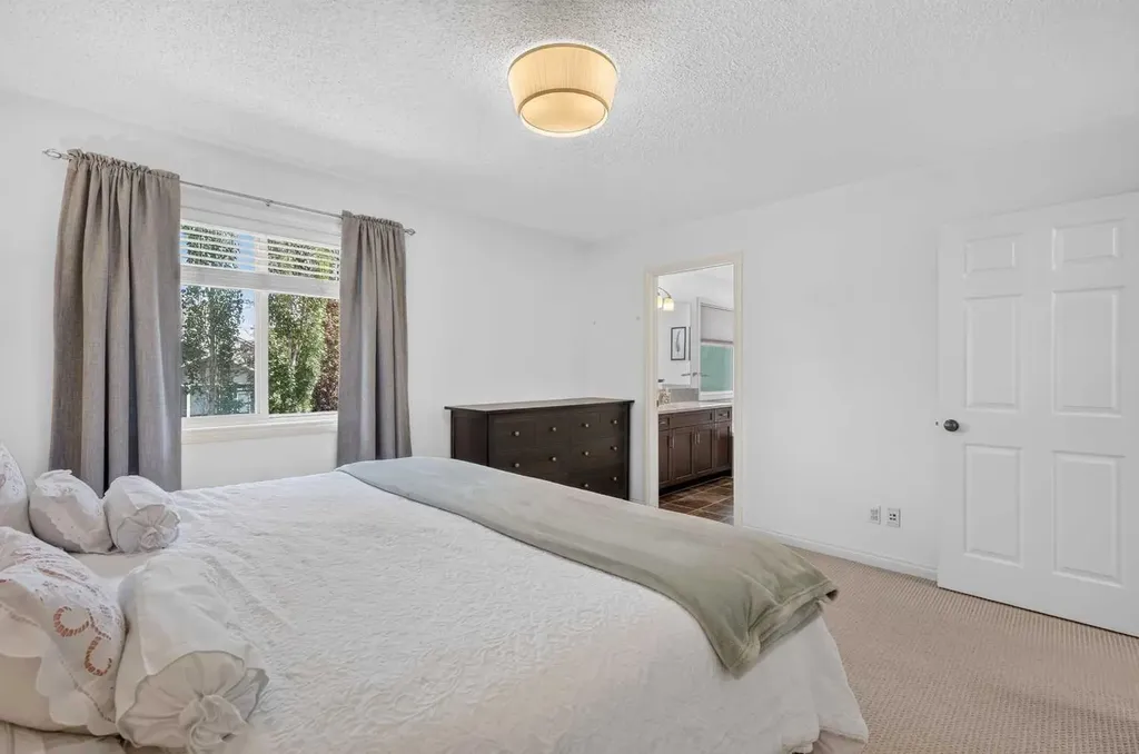 240 Auburn Glen Manor SE Calgary AB T3M 0L2