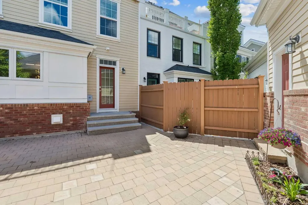 38 Victoria Cross Boulevard SW Calgary AB T3E7V2