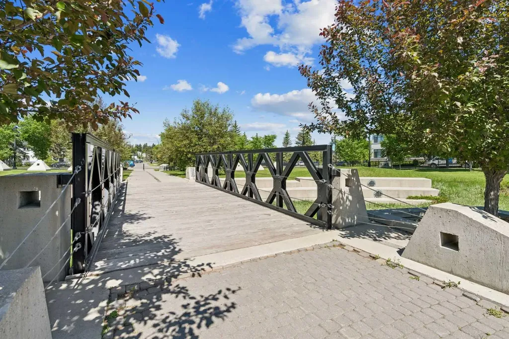 38 Victoria Cross Boulevard SW Calgary AB T3E7V2
