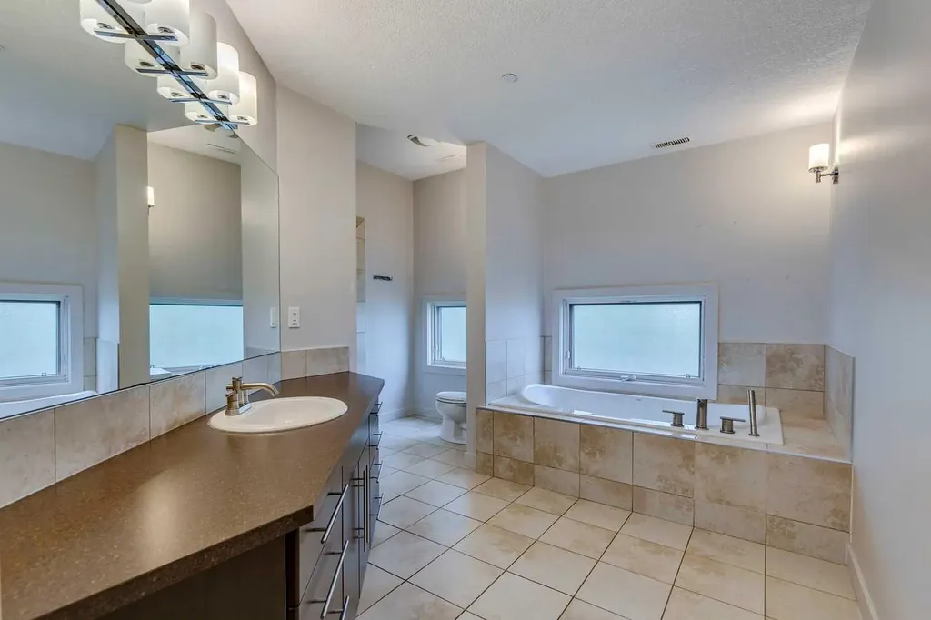 2101 17 Street SW Calgary AB T2P 4M5