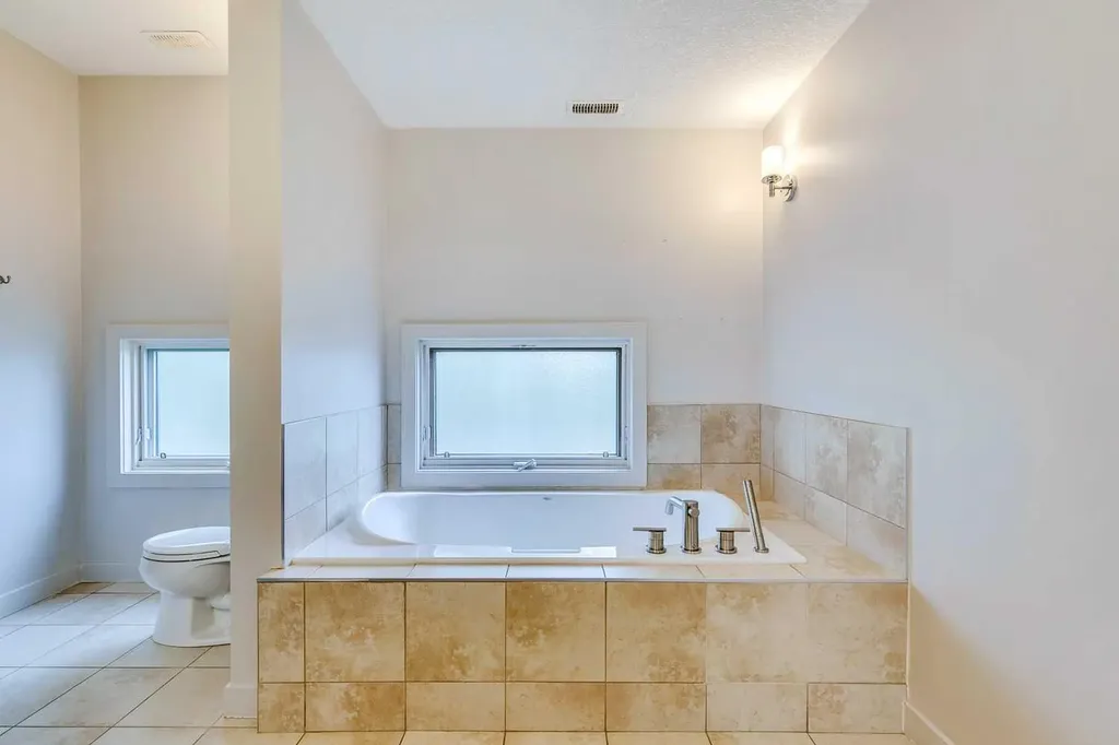 2101 17 Street SW Calgary AB T2P 4M5