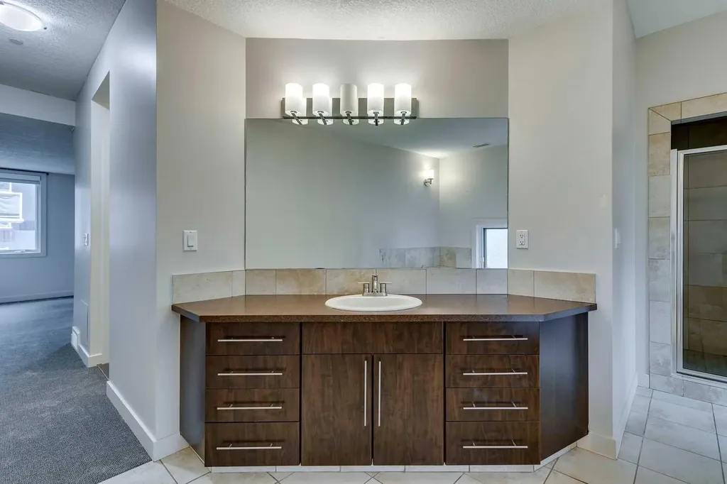 2101 17 Street SW Calgary AB T2P 4M5