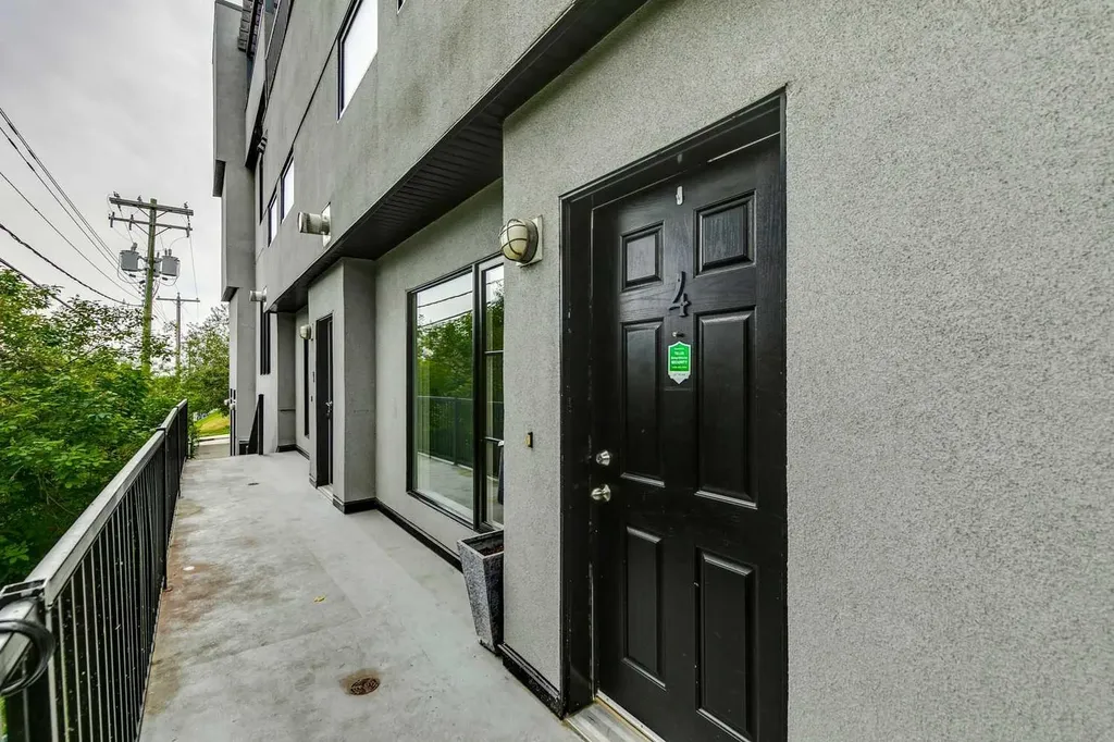 2101 17 Street SW Calgary AB T2P 4M5