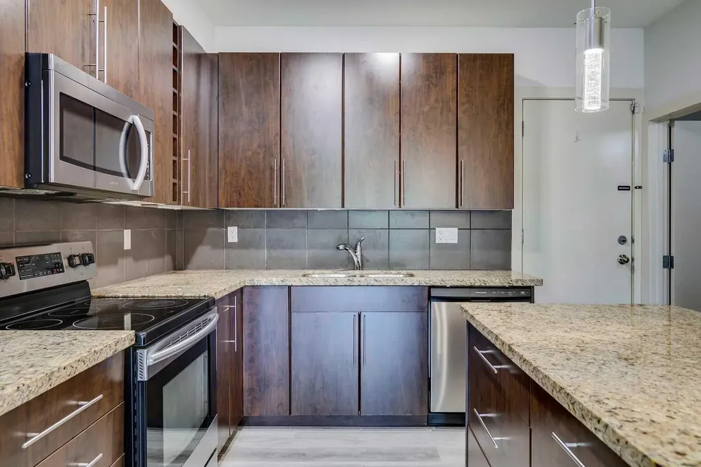 2101 17 Street SW Calgary AB T2P 4M5