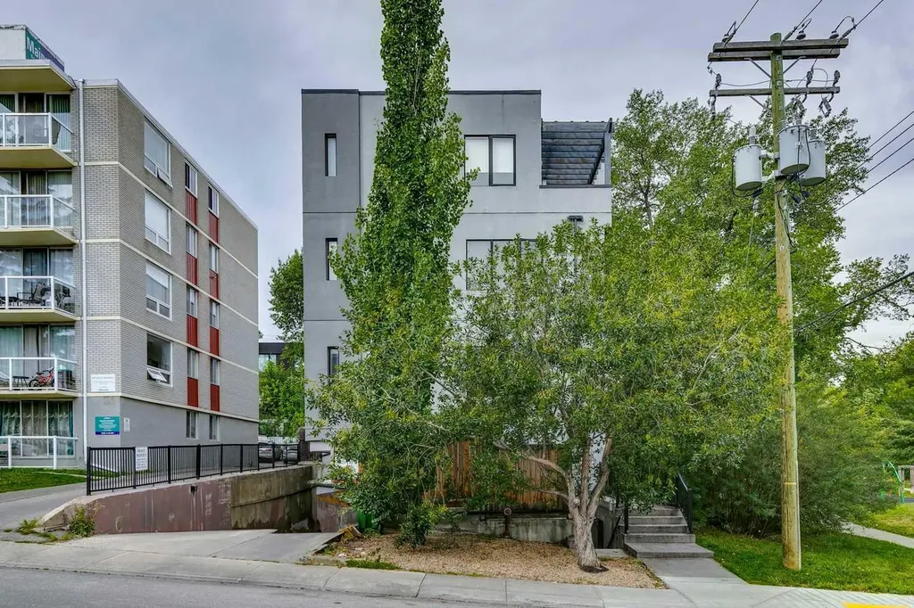 2101 17 Street SW Calgary AB T2P 4M5