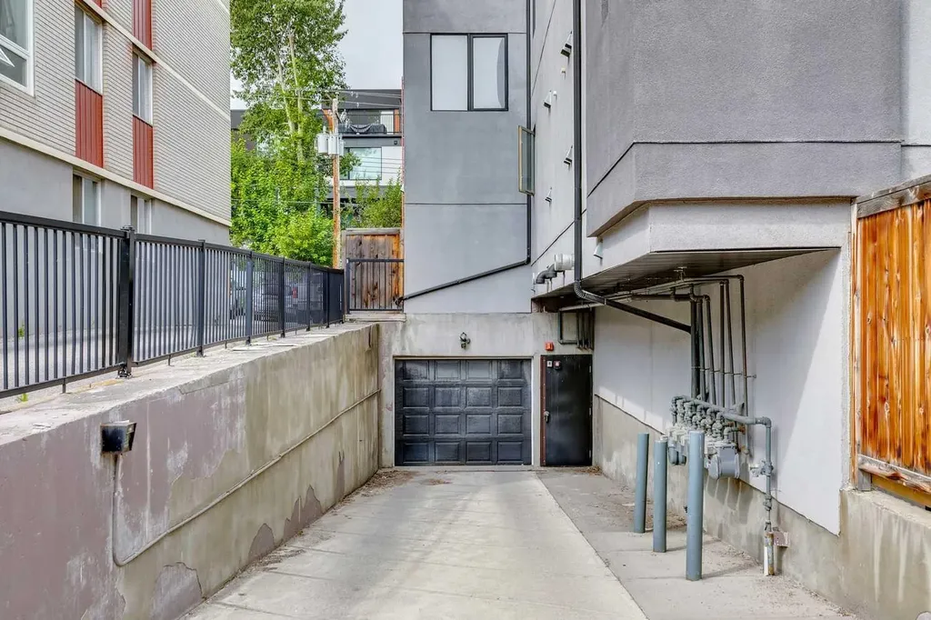 2101 17 Street SW Calgary AB T2P 4M5
