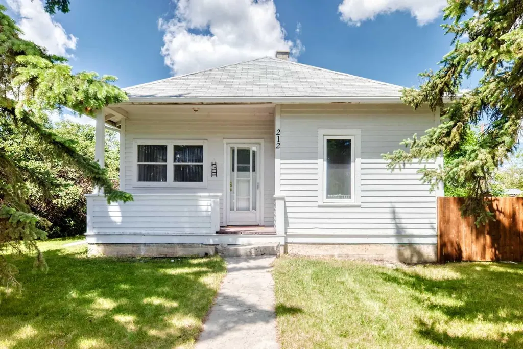 212 5 Avenue Strathmore AB T1P 1B7