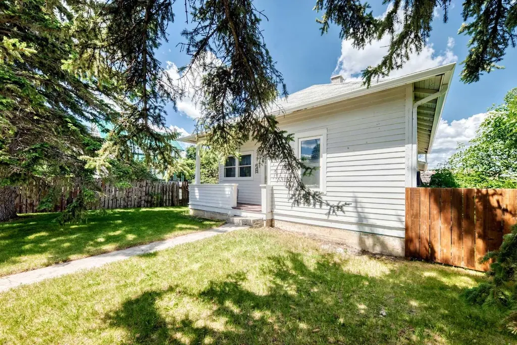 212 5 Avenue Strathmore AB T1P 1B7