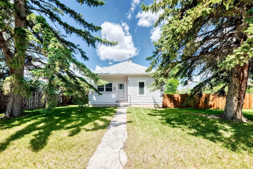 212 5 Avenue Strathmore AB T1P 1B7