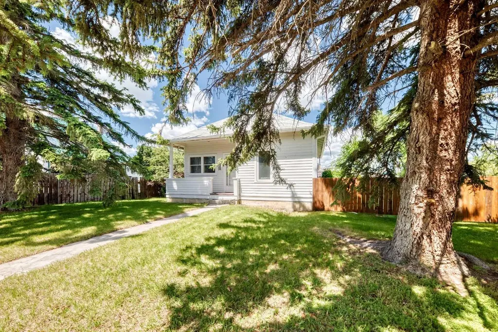212 5 Avenue Strathmore AB T1P 1B7