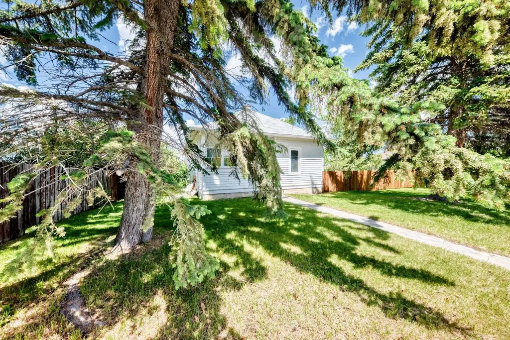 212 5 Avenue Strathmore AB T1P 1B7