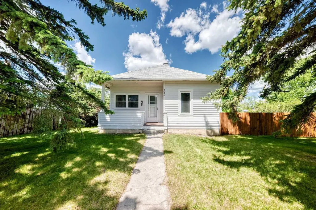 212 5 Avenue Strathmore AB T1P 1B7