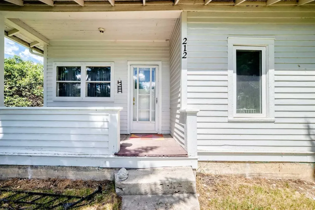 212 5 Avenue Strathmore AB T1P 1B7
