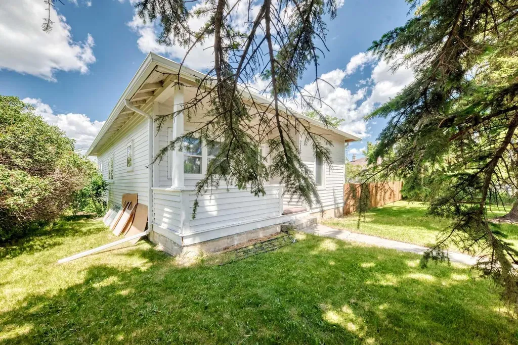 212 5 Avenue Strathmore AB T1P 1B7