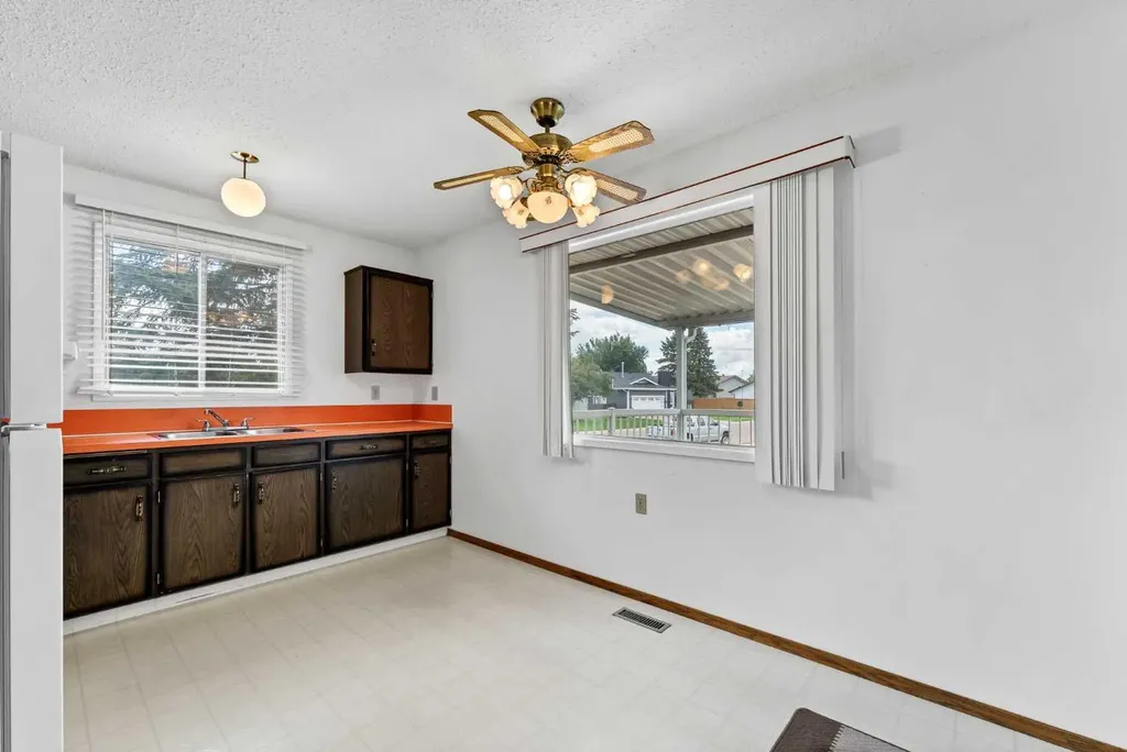 13 Rossland Place SE Medicine Hat AB T1B 1Z8