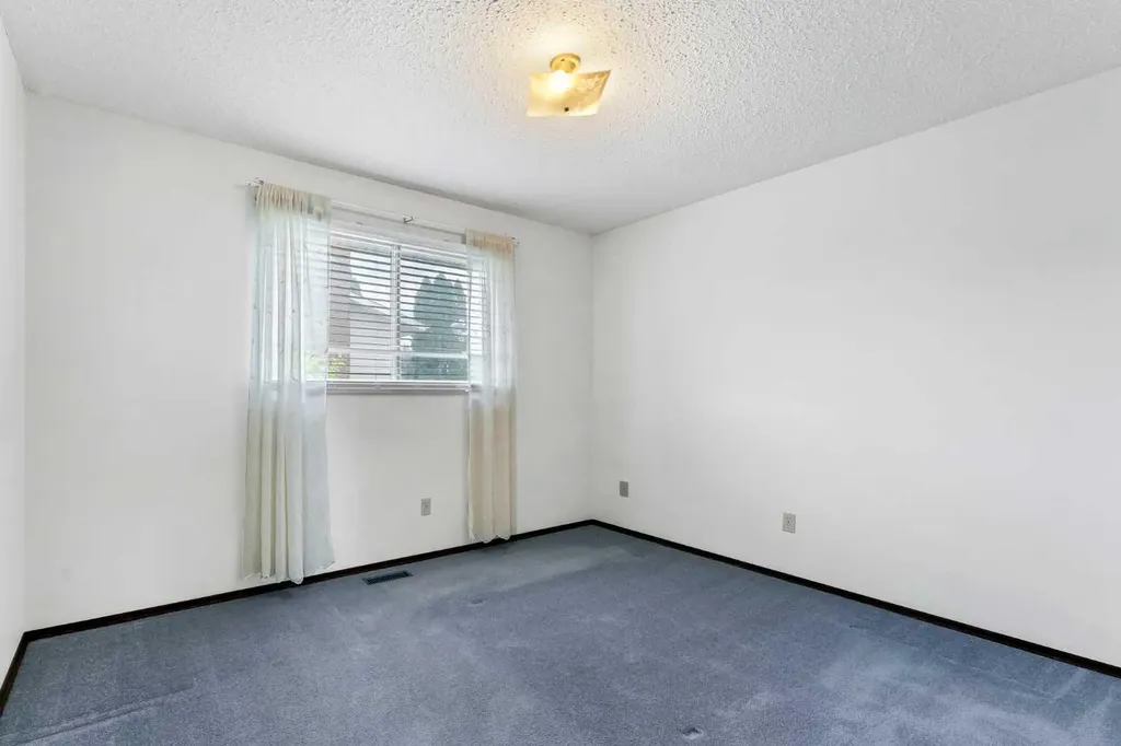 13 Rossland Place SE Medicine Hat AB T1B 1Z8