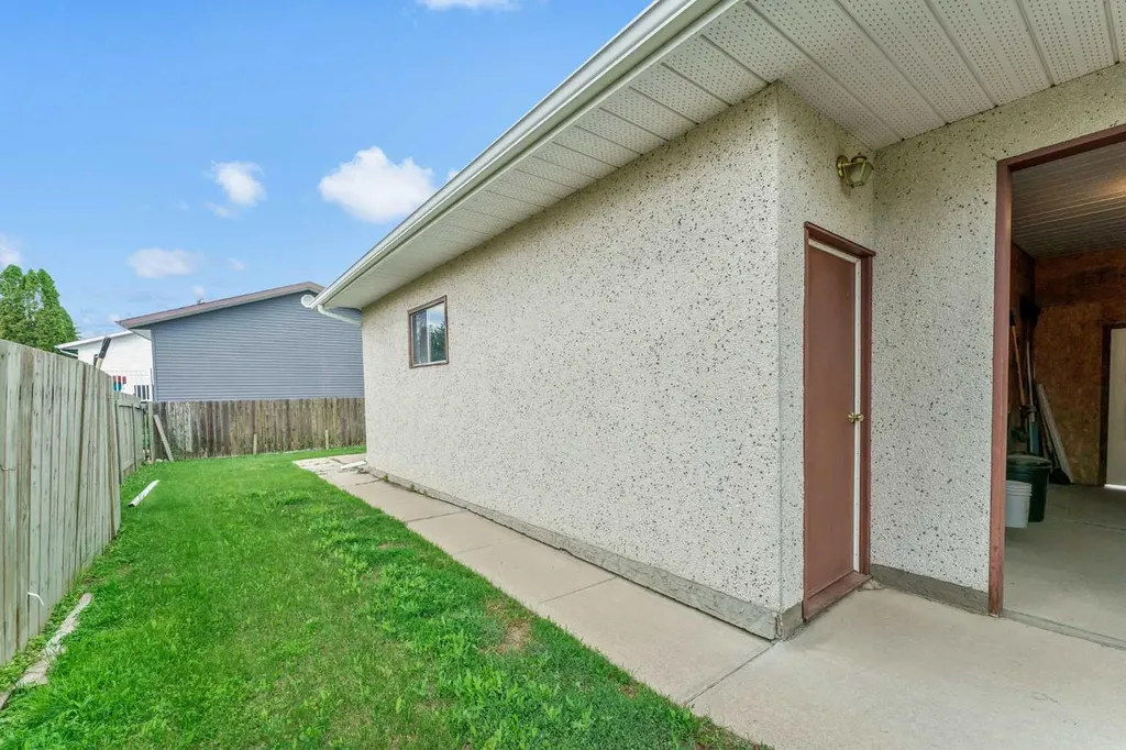 13 Rossland Place SE Medicine Hat AB T1B 1Z8