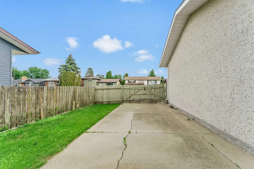 13 Rossland Place SE Medicine Hat AB T1B 1Z8