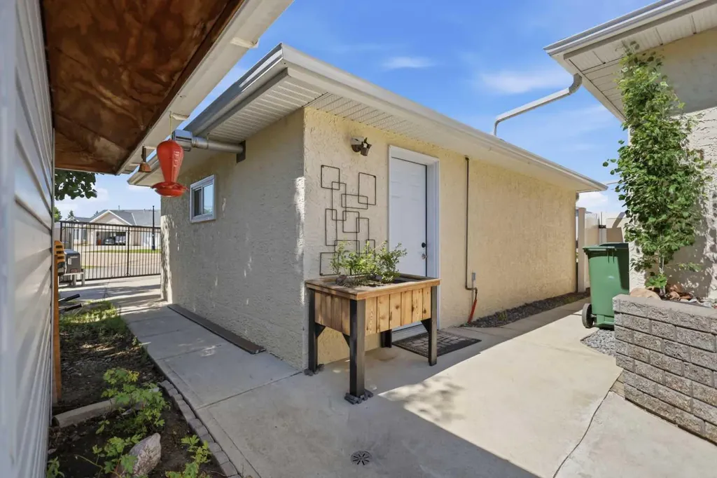 6001 47 Street Innisfail AB T4G1L3