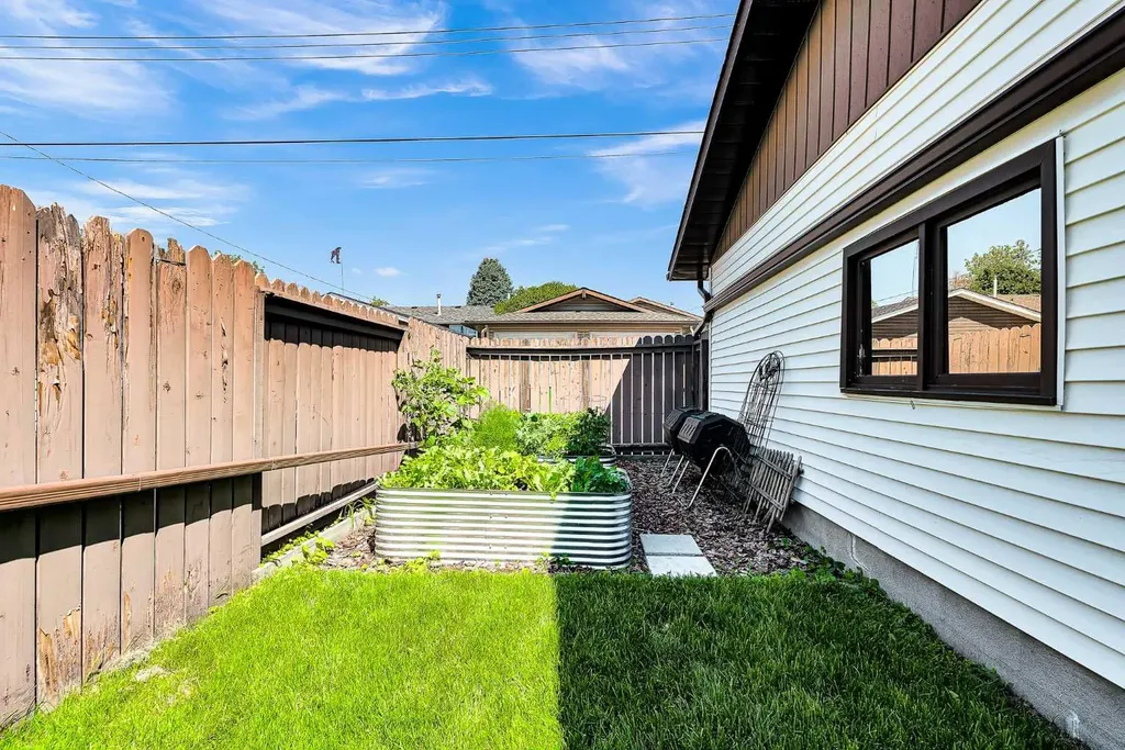 474 78 Avenue NE Calgary AB T2K 4Z9