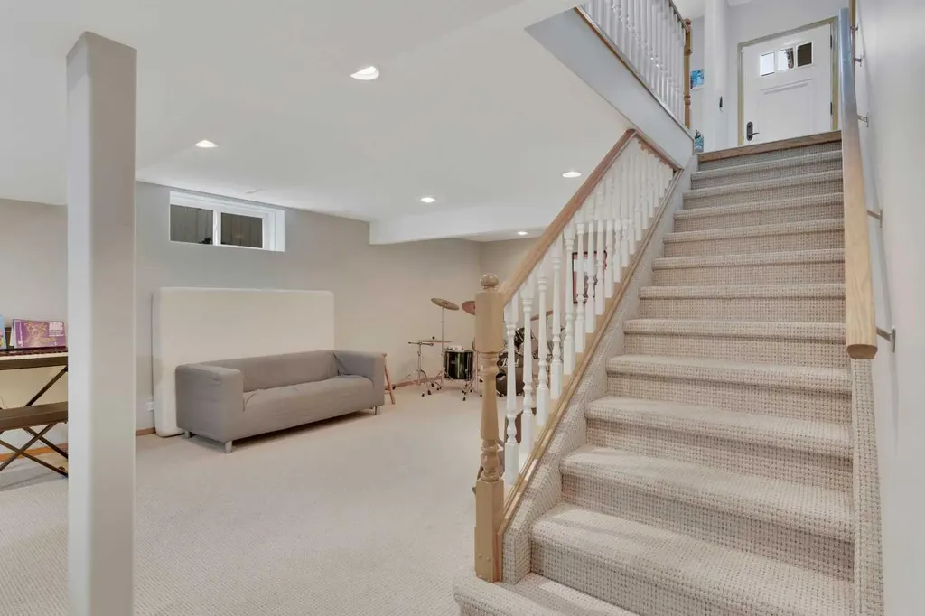 7 Logan Close Red Deer AB T4R 2N6