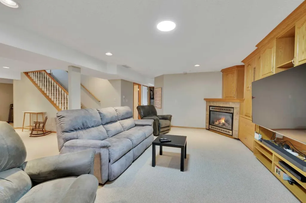 7 Logan Close Red Deer AB T4R 2N6