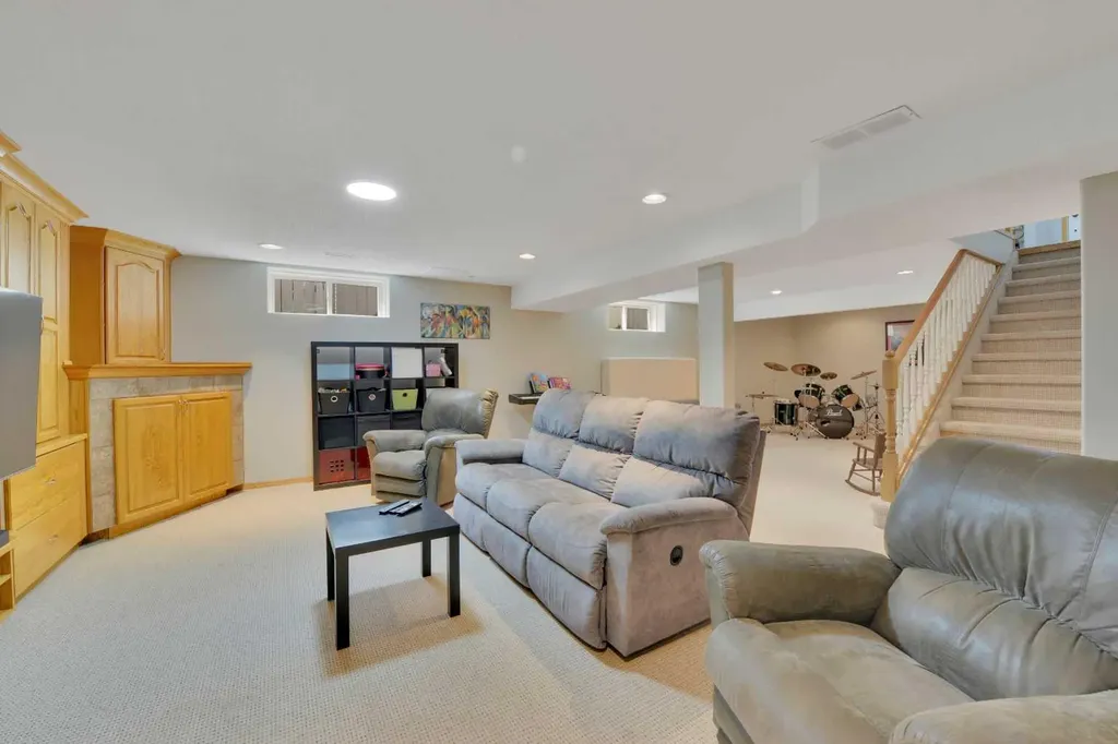7 Logan Close Red Deer AB T4R 2N6