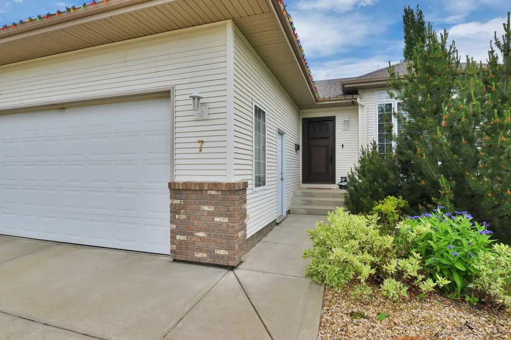 7 Logan Close Red Deer AB T4R 2N6