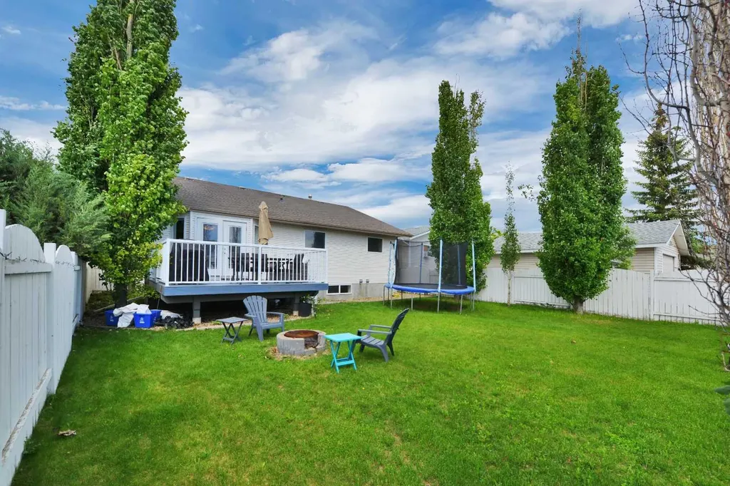 7 Logan Close Red Deer AB T4R 2N6