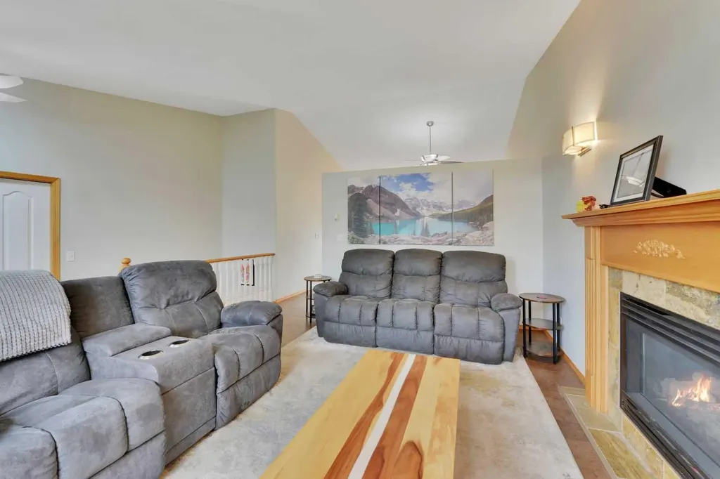 7 Logan Close Red Deer AB T4R 2N6