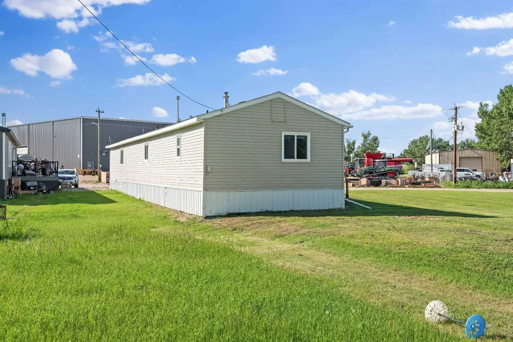 8 Trochu Avenue Trochu AB T0M2C0