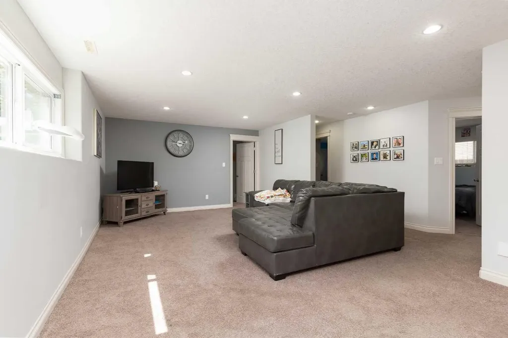 8 Riverton Crescent W Lethbridge AB T1K 5P3