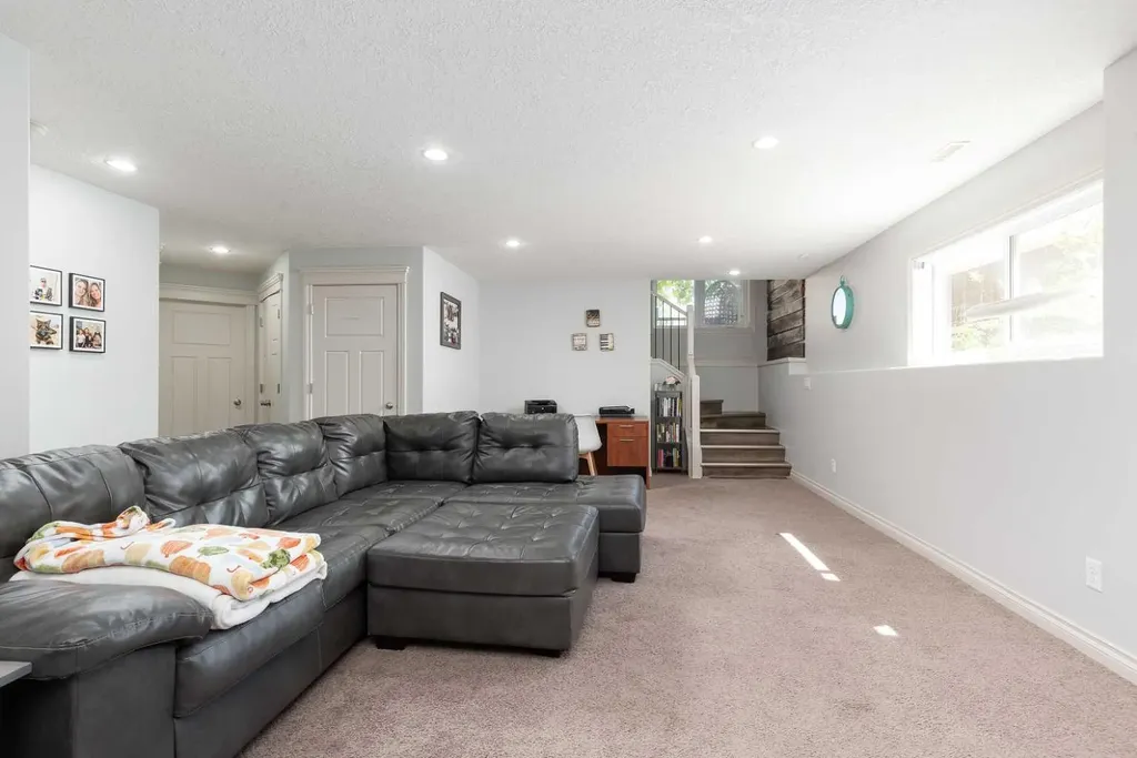 8 Riverton Crescent W Lethbridge AB T1K 5P3