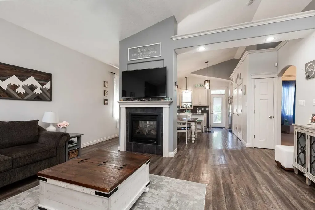 8 Riverton Crescent W Lethbridge AB T1K 5P3