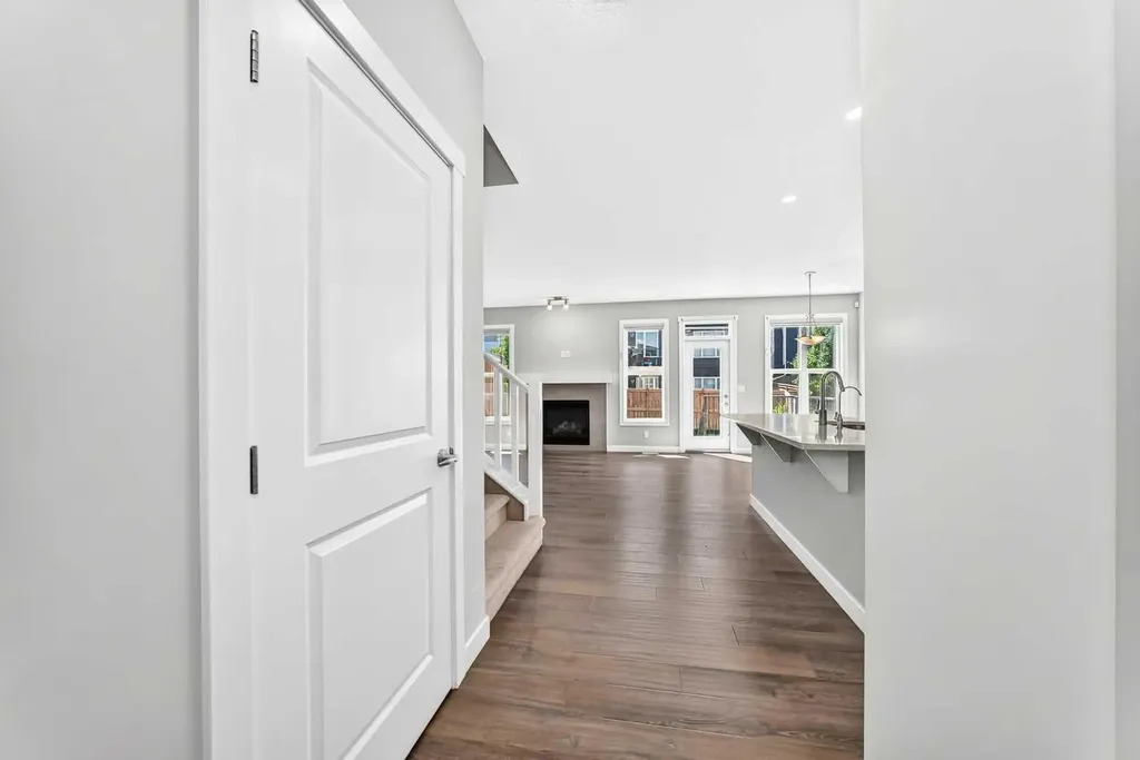 110 Crestbrook Way SW Calgary AB T3B 6H1