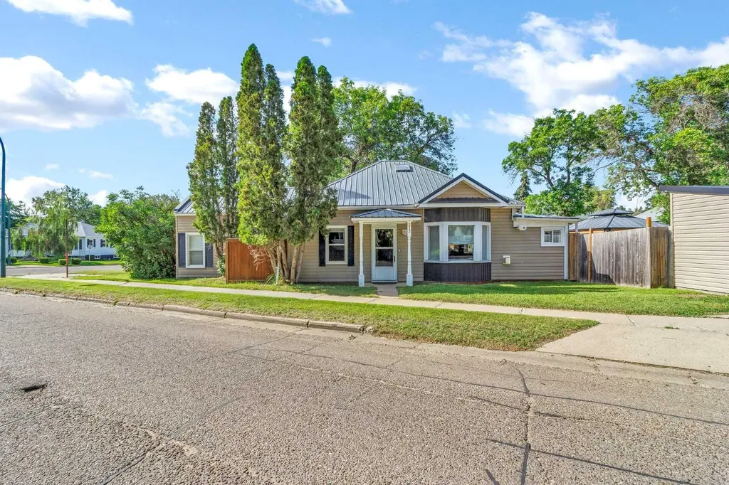 212 6 Street SE Medicine Hat AB T1A 1H1