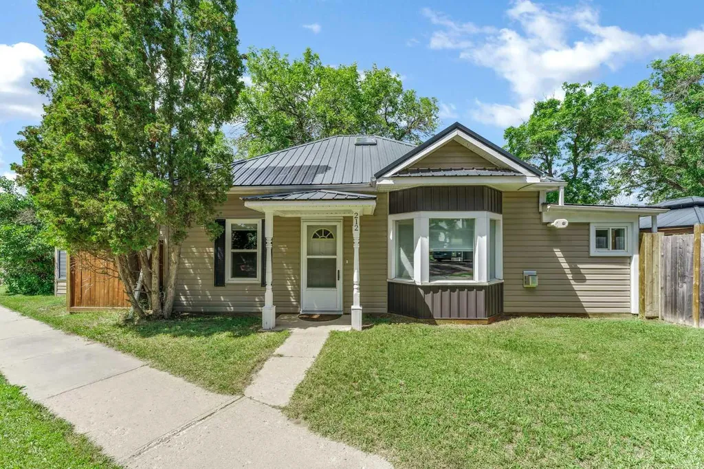 212 6 Street SE Medicine Hat AB T1A 1H1